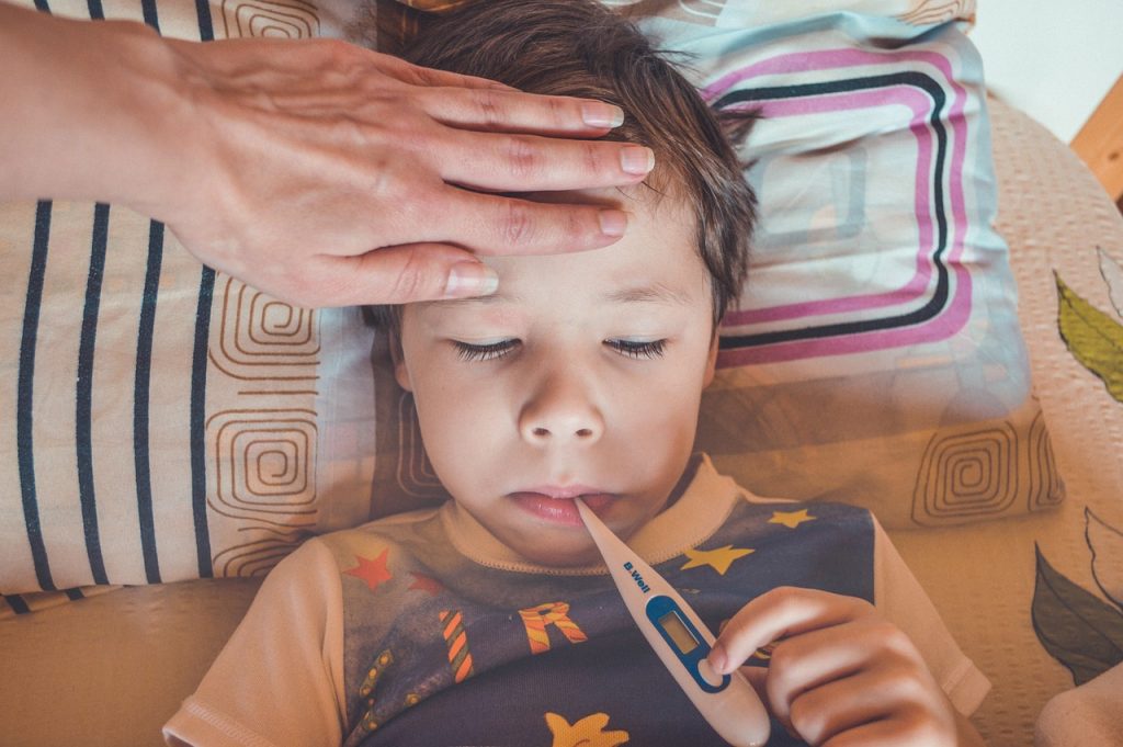 Laisser dormir bébé avec fièvre : voici les dangers et comment les gérer