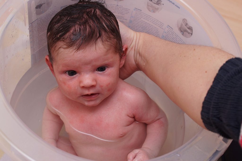 Les dispositifs d’aide au bain de bébé ne sont pas des dispositifs de sécurité